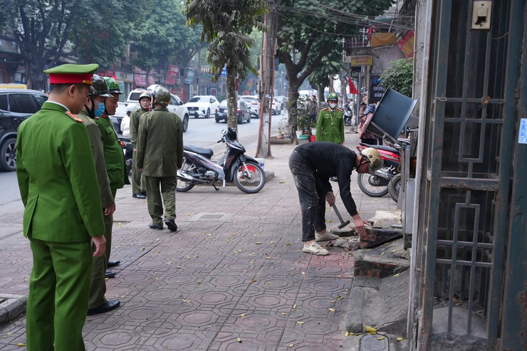 UBND xã Phù Đổng ra quân xử lý các điểm nghẽn về trật tự đô thị trên địa bàn- Ảnh 5.
