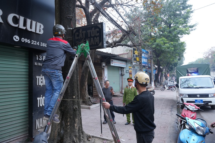 UBND xã Phù Đổng ra quân xử lý các điểm nghẽn về trật tự đô thị trên địa bàn- Ảnh 6.