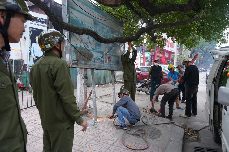 UBND xã Phù Đổng ra quân xử lý các điểm nghẽn về trật tự đô thị trên địa bàn- Ảnh 7.
