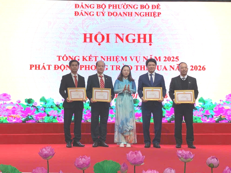 Đảng bộ Doanh nghiệp phường Bồ Đề trao tặng Huy hiệu Đảng đợt 03/02 và tổng kết nhiệm vụ công tác năm 2025
- Ảnh 4.