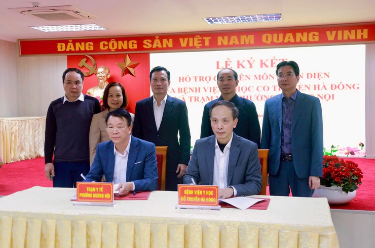 Lễ ký kết hỗ trợ chuyên môn toàn diện giữa Bệnh viện Y học cổ truyền Hà Đông và Trạm Y tế phường Dương Nội - Ảnh 1.
