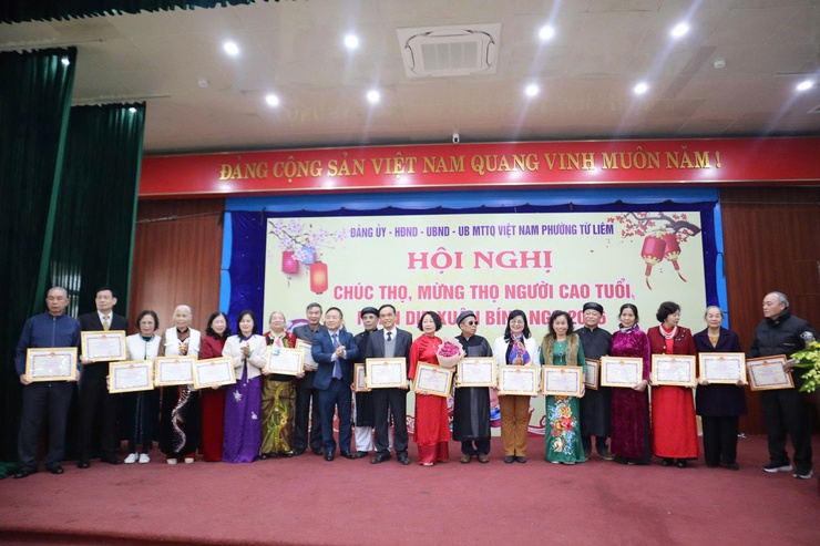 Đảng ủy - HĐND - UBND - UBMTTQ phường Từ Liêm tổ chức Hội nghị Chúc thọ - Mừng thọ năm 2026 nhân dịp Tết Nguyên đán Bính Ngọ
	
- Ảnh 9.