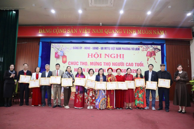 Đảng ủy - HĐND - UBND - UBMTTQ phường Từ Liêm tổ chức Hội nghị Chúc thọ - Mừng thọ năm 2026 nhân dịp Tết Nguyên đán Bính Ngọ
	
- Ảnh 6.