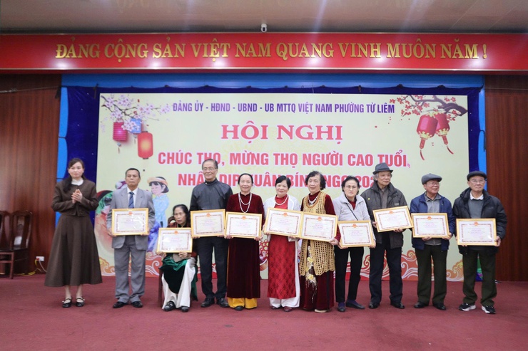 Đảng ủy - HĐND - UBND - UBMTTQ phường Từ Liêm tổ chức Hội nghị Chúc thọ - Mừng thọ năm 2026 nhân dịp Tết Nguyên đán Bính Ngọ
	
- Ảnh 8.