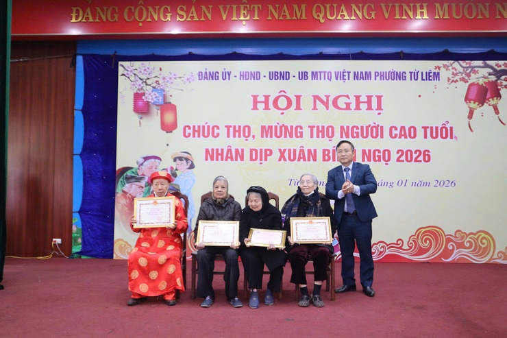 Đảng ủy - HĐND - UBND - UBMTTQ phường Từ Liêm tổ chức Hội nghị Chúc thọ - Mừng thọ năm 2026 nhân dịp Tết Nguyên đán Bính Ngọ
	
- Ảnh 3.