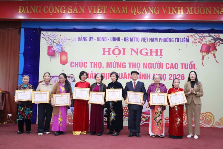 Đảng ủy - HĐND - UBND - UBMTTQ phường Từ Liêm tổ chức Hội nghị Chúc thọ - Mừng thọ năm 2026 nhân dịp Tết Nguyên đán Bính Ngọ
	
- Ảnh 4.