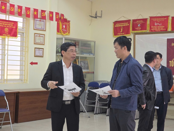 Đồng chí Bí thư Đảng ủy phường Xuân Phương khảo sát các đơn vị bầu cử, khu vực bỏ phiếu phục vụ công tác bầu cử đại biểu Quốc hội khóa XVI và HĐND các cấp- Ảnh 1.