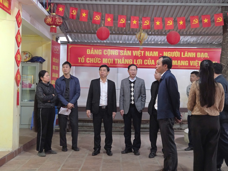 Đồng chí Bí thư Đảng ủy phường Xuân Phương khảo sát các đơn vị bầu cử, khu vực bỏ phiếu phục vụ công tác bầu cử đại biểu Quốc hội khóa XVI và HĐND các cấp- Ảnh 6.