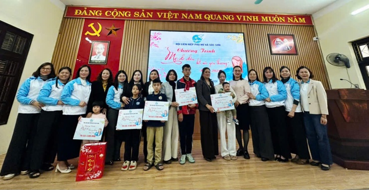 Hội LHPN xã Sóc Sơn trao quà Tết ấm áp nghĩa tình cho phụ nữ, trẻ em có hoàn cảnh khó khăn, chương trình Mẹ đỡ đầu- Ảnh 2.