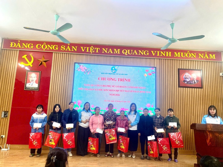 Hội LHPN xã Sóc Sơn trao quà Tết ấm áp nghĩa tình cho phụ nữ, trẻ em có hoàn cảnh khó khăn, chương trình Mẹ đỡ đầu- Ảnh 4.