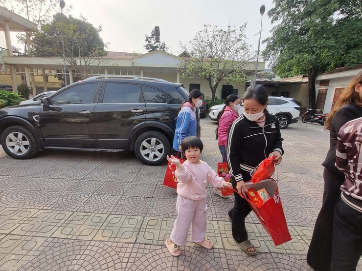 Hội LHPN xã Sóc Sơn trao quà Tết ấm áp nghĩa tình cho phụ nữ, trẻ em có hoàn cảnh khó khăn, chương trình Mẹ đỡ đầu- Ảnh 9.