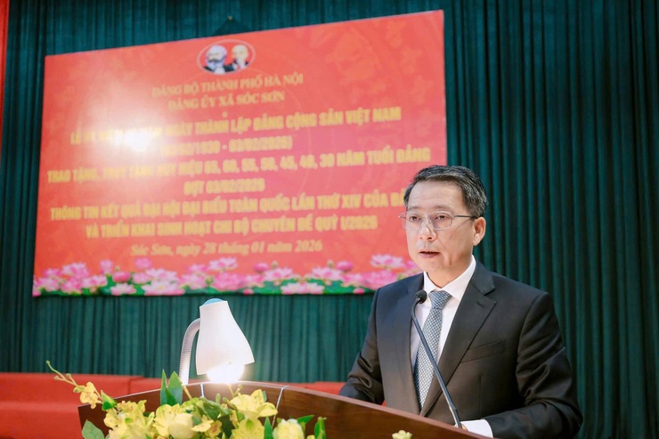 XÃ SÓC SƠN TRAO HUY HIỆU ĐẢNG ĐỢT 3/2 CHO 122 ĐẢNG VIÊN; THÔNG TIN NHANH KẾT QUẢ ĐẠI HỘI XIV CỦA ĐẢNG- Ảnh 1.