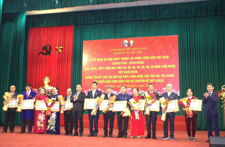 XÃ SÓC SƠN TRAO HUY HIỆU ĐẢNG ĐỢT 3/2 CHO 122 ĐẢNG VIÊN; THÔNG TIN NHANH KẾT QUẢ ĐẠI HỘI XIV CỦA ĐẢNG- Ảnh 2.