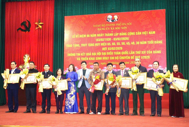 XÃ SÓC SƠN TRAO HUY HIỆU ĐẢNG ĐỢT 3/2 CHO 122 ĐẢNG VIÊN; THÔNG TIN NHANH KẾT QUẢ ĐẠI HỘI XIV CỦA ĐẢNG- Ảnh 3.