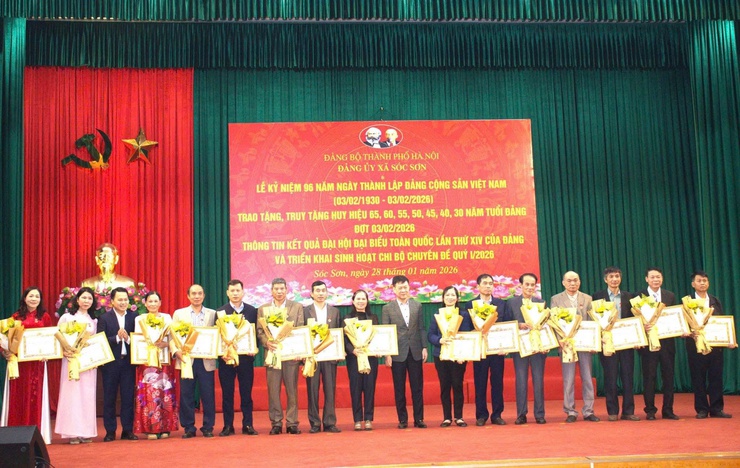 XÃ SÓC SƠN TRAO HUY HIỆU ĐẢNG ĐỢT 3/2 CHO 122 ĐẢNG VIÊN; THÔNG TIN NHANH KẾT QUẢ ĐẠI HỘI XIV CỦA ĐẢNG- Ảnh 4.