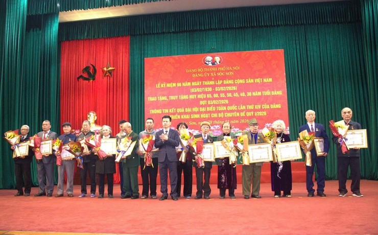 XÃ SÓC SƠN TRAO HUY HIỆU ĐẢNG ĐỢT 3/2 CHO 122 ĐẢNG VIÊN; THÔNG TIN NHANH KẾT QUẢ ĐẠI HỘI XIV CỦA ĐẢNG- Ảnh 5.