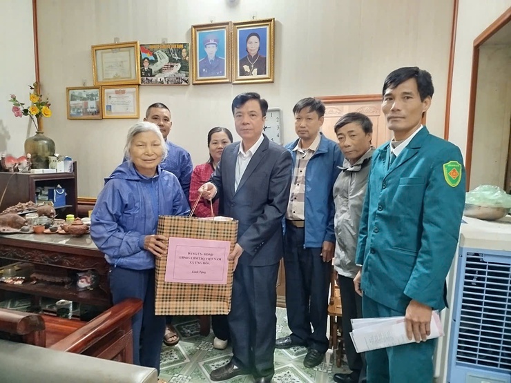 ỨNG HÒA TỔ CHỨC CÁC ĐOÀN THĂM, TẶNG QUÀ NGƯỜI CÓ CÔNG NHÂN DỊP TẾT NGUYÊN ĐÁN BÍNH NGỌ NĂM 2026.- Ảnh 1.