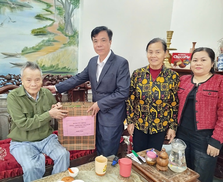 ỨNG HÒA TỔ CHỨC CÁC ĐOÀN THĂM, TẶNG QUÀ NGƯỜI CÓ CÔNG NHÂN DỊP TẾT NGUYÊN ĐÁN BÍNH NGỌ NĂM 2026.- Ảnh 3.
