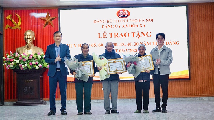 ĐẢNG ỦY XÃ HÒA XÁ TRANG TRỌNG TỔ CHỨC LỄ TRAO TẶNG HUY HIỆU ĐẢNG NHÂN KỶ NIỆM THÀNH LẬP ĐẢNG CỘNG SẢN VIỆT NAM (03/02/1930 – 03/02/2026)- Ảnh 3.