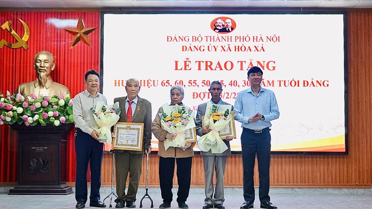 ĐẢNG ỦY XÃ HÒA XÁ TRANG TRỌNG TỔ CHỨC LỄ TRAO TẶNG HUY HIỆU ĐẢNG NHÂN KỶ NIỆM THÀNH LẬP ĐẢNG CỘNG SẢN VIỆT NAM (03/02/1930 – 03/02/2026)- Ảnh 2.