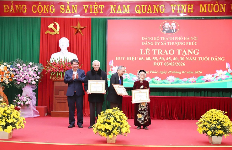 29 đảng viên thuộc đảng bộ xã Thượng Phúc được trao tặng Huy hiệu Đảng đợt 3/2/2026- Ảnh 3.