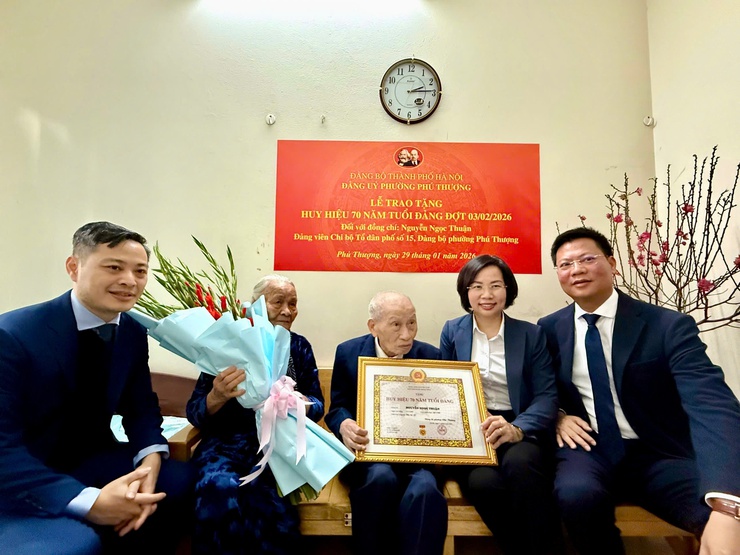 Phường Phú Thượng trang trọng tổ chức lễ trao tặng huy hiệu 70 năm tuổi Đảng cho đồng chí Nguyễn Ngọc Thuận đợt 03/02/2026- Ảnh 2.