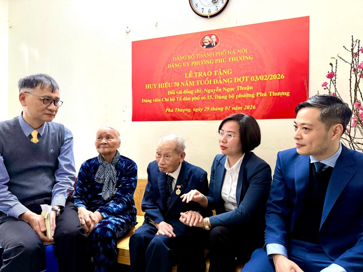Phường Phú Thượng trang trọng tổ chức lễ trao tặng huy hiệu 70 năm tuổi Đảng cho đồng chí Nguyễn Ngọc Thuận đợt 03/02/2026- Ảnh 1.