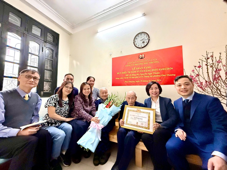 Phường Phú Thượng trang trọng tổ chức lễ trao tặng huy hiệu 70 năm tuổi Đảng cho đồng chí Nguyễn Ngọc Thuận đợt 03/02/2026- Ảnh 3.