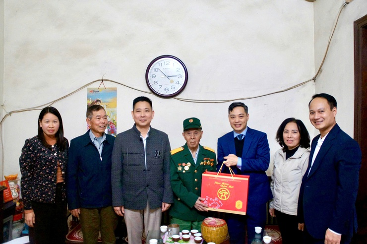 Phường Phú Thượng tổ chức thăm, tặng quà người có công, gia đình chính sách nhân dịp Tết Nguyên Đán Bính Ngọ 2026- Ảnh 1.
