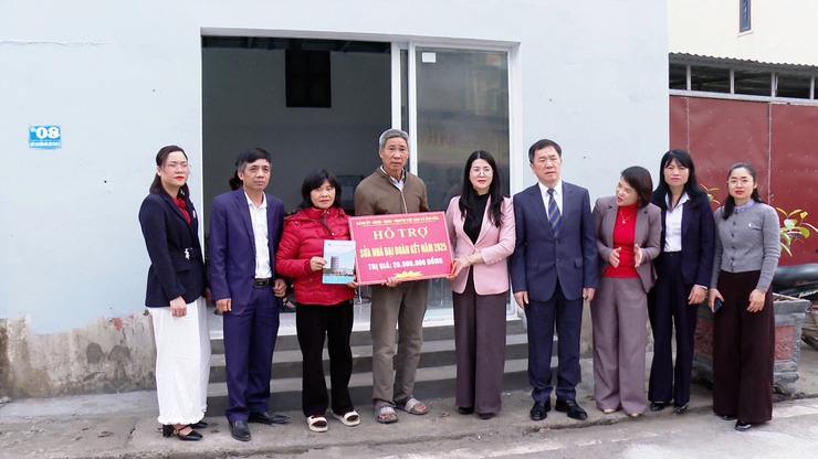 Ứng Hòa trao 6 nhà Đại đoàn kết cho các hộ khó khăn trên địa bàn nhân dịp Tết Nguyên đán Bính Ngọ 2026.- Ảnh 2.