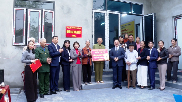 Ứng Hòa trao 6 nhà Đại đoàn kết cho các hộ khó khăn trên địa bàn nhân dịp Tết Nguyên đán Bính Ngọ 2026.- Ảnh 4.