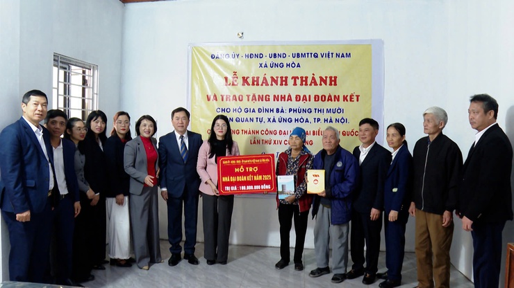 Ứng Hòa trao 6 nhà Đại đoàn kết cho các hộ khó khăn trên địa bàn nhân dịp Tết Nguyên đán Bính Ngọ 2026.- Ảnh 1.