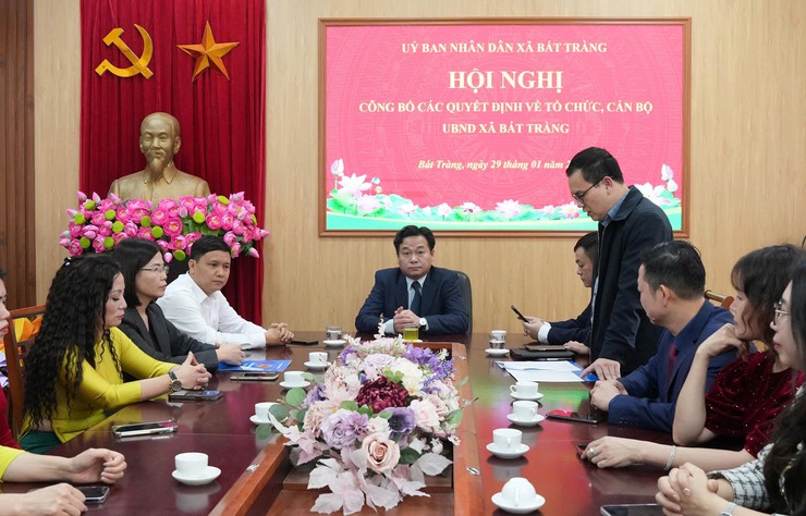 Bát Tràng công bố các quyết định về công tác tổ chức cán bộ- Ảnh 1.