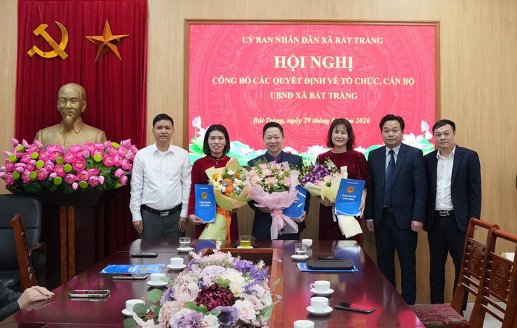 Bát Tràng công bố các quyết định về công tác tổ chức cán bộ- Ảnh 2.