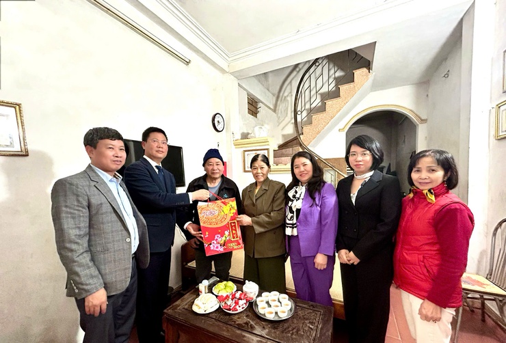 Phường Phú Thượng tổ chức thăm, tặng quà người có công, gia đình chính sách nhân dịp Tết Nguyên Đán Bính Ngọ 2026- Ảnh 5.