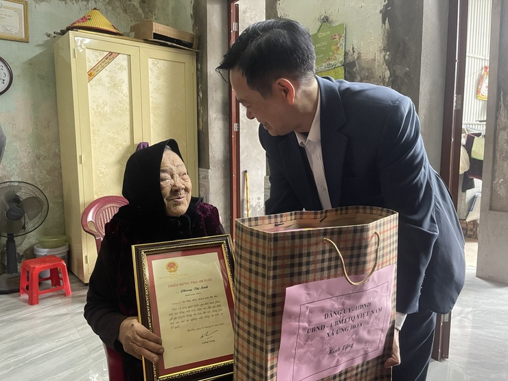 ỨNG HÒA TỔ CHỨC CÁC ĐOÀN THĂM, TẶNG QUÀ NGƯỜI CÓ CÔNG NHÂN DỊP TẾT NGUYÊN ĐÁN BÍNH NGỌ NĂM 2026.- Ảnh 14.