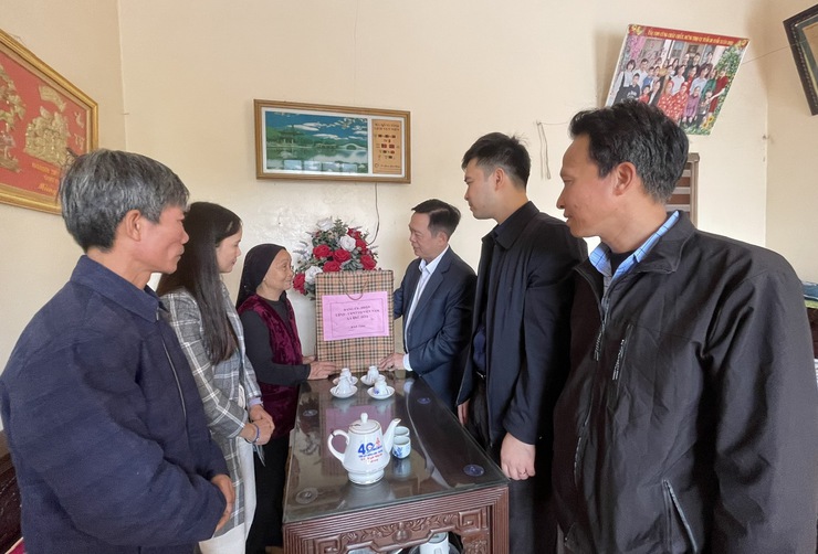 ỨNG HÒA TỔ CHỨC CÁC ĐOÀN THĂM, TẶNG QUÀ NGƯỜI CÓ CÔNG NHÂN DỊP TẾT NGUYÊN ĐÁN BÍNH NGỌ NĂM 2026.- Ảnh 15.