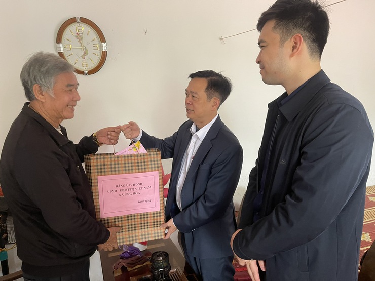 ỨNG HÒA TỔ CHỨC CÁC ĐOÀN THĂM, TẶNG QUÀ NGƯỜI CÓ CÔNG NHÂN DỊP TẾT NGUYÊN ĐÁN BÍNH NGỌ NĂM 2026.- Ảnh 16.