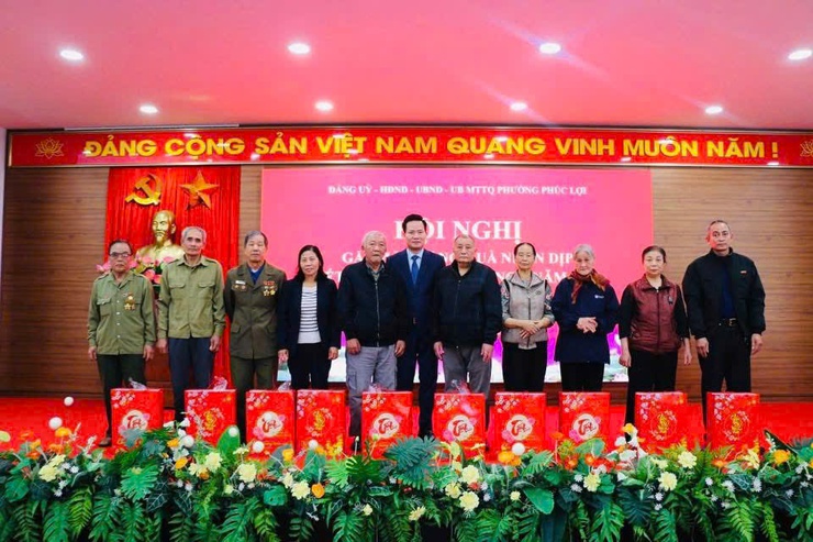Phường Phúc Lợi: Tổ chức truy tặng Danh hiệu Bà mẹ Việt Nam Anh hùng, gặp mặt tặng quà nhân dịp tết Nguyên đán Bính Ngọ 2026- Ảnh 3.