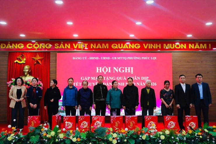 Phường Phúc Lợi: Tổ chức truy tặng Danh hiệu Bà mẹ Việt Nam Anh hùng, gặp mặt tặng quà nhân dịp tết Nguyên đán Bính Ngọ 2026- Ảnh 8.