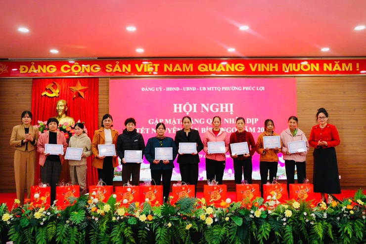 Phường Phúc Lợi: Tổ chức truy tặng Danh hiệu Bà mẹ Việt Nam Anh hùng, gặp mặt tặng quà nhân dịp tết Nguyên đán Bính Ngọ 2026- Ảnh 7.