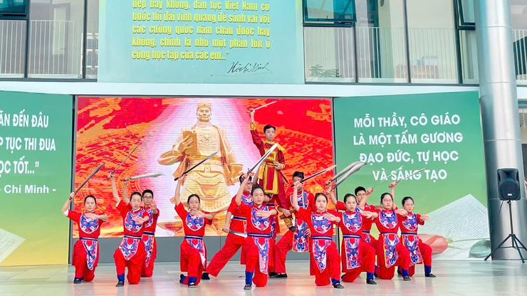 Trường THCS Linh Đàm long trọng tổ chức chương trình văn nghệ kỉ niệm 81 năm Ngày thành lập Quân đội Nhân dân Việt Nam- Ảnh 1.