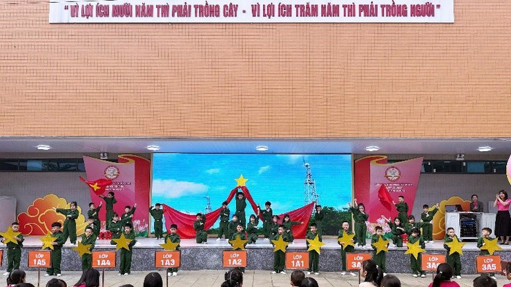 Rạng rỡ sắc đỏ khăn quàng trong ngày chào mừng kỉ niệm thành lập quân đội việt năm 22/12 tại Trường Tiểu học Bùi Quốc Khái- Ảnh 1.