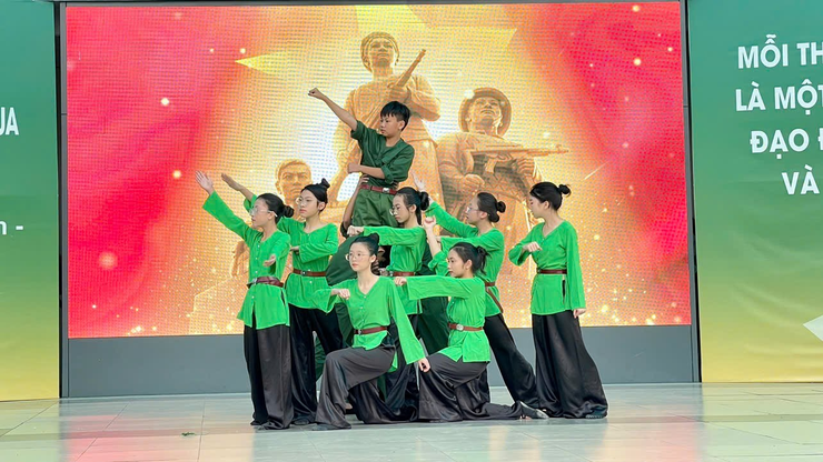 Trường THCS Linh Đàm long trọng tổ chức chương trình văn nghệ kỉ niệm 81 năm Ngày thành lập Quân đội Nhân dân Việt Nam- Ảnh 2.