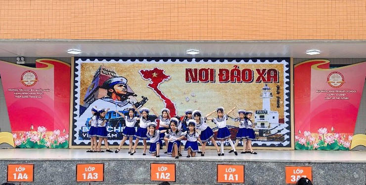 Rạng rỡ sắc đỏ khăn quàng trong ngày chào mừng kỉ niệm thành lập quân đội việt năm 22/12 tại Trường Tiểu học Bùi Quốc Khái- Ảnh 2.