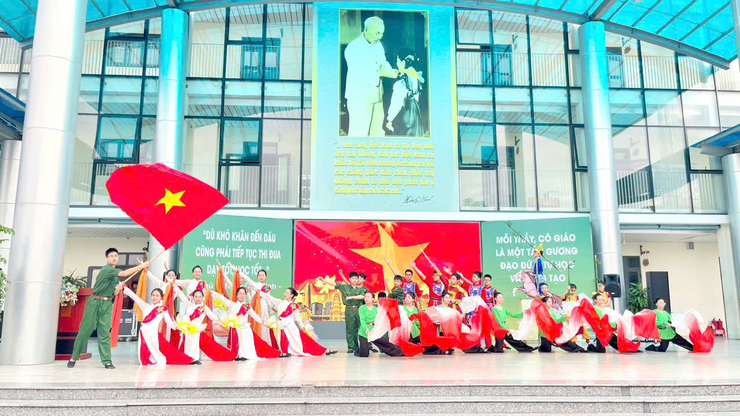 Trường THCS Linh Đàm long trọng tổ chức chương trình văn nghệ kỉ niệm 81 năm Ngày thành lập Quân đội Nhân dân Việt Nam- Ảnh 3.