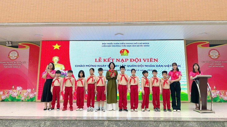 Rạng rỡ sắc đỏ khăn quàng trong ngày chào mừng kỉ niệm thành lập quân đội việt năm 22/12 tại Trường Tiểu học Bùi Quốc Khái- Ảnh 6.