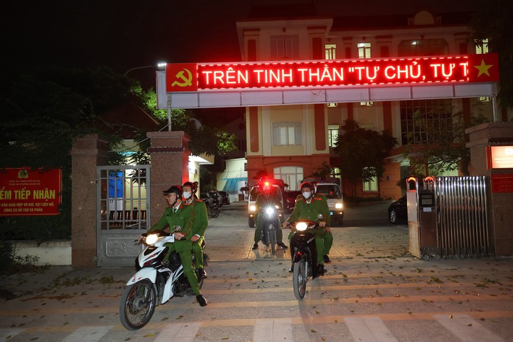 Công an phường Nghĩa Đô – lặng thầm đồng hành cùng Nhân dân trong thời khắc chuyển giao năm mới- Ảnh 2.