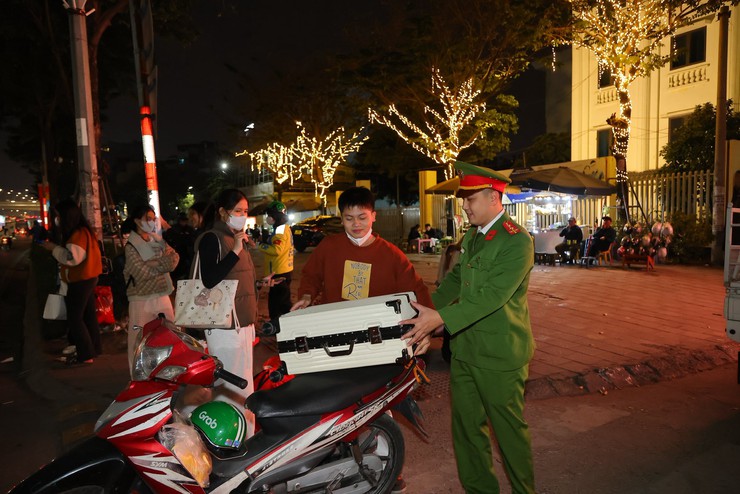 Công an phường Nghĩa Đô – lặng thầm đồng hành cùng Nhân dân trong thời khắc chuyển giao năm mới- Ảnh 3.