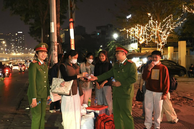 Công an phường Nghĩa Đô – lặng thầm đồng hành cùng Nhân dân trong thời khắc chuyển giao năm mới- Ảnh 4.